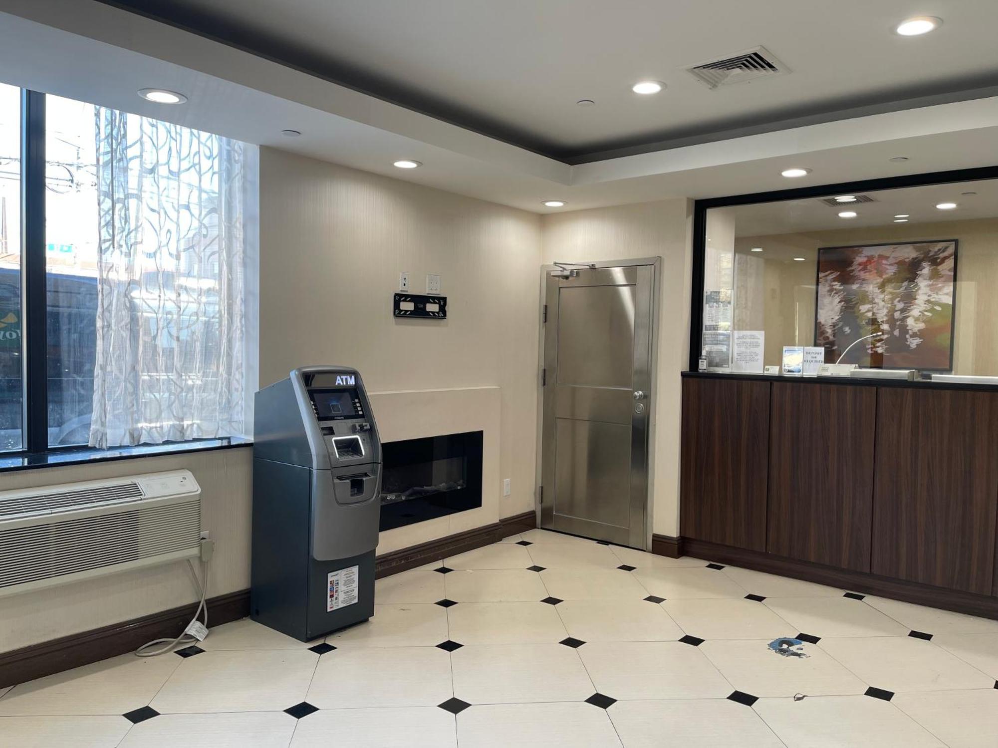 Voyage Hotel New York Exterior photo